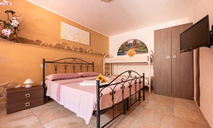 Melendugno Apartment | Room 'Grande' with Wi-Fi and Air Conditioning