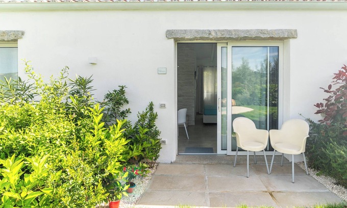 Su Canale Apartment | Room 'Hibiscus' with Mountain View, Wi-Fi and Air Conditioning