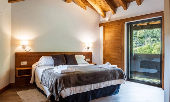 San Juan de Gredos Apartment | Room 'Junior Suite Almanzor' with Mountain View, Private Terrace and Wi-Fi
