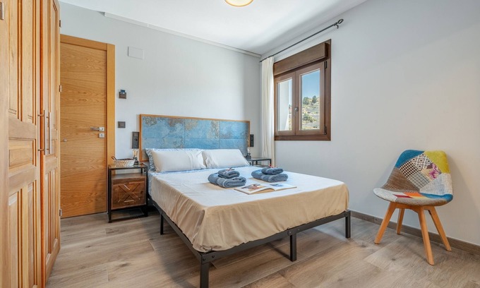 Murchas Apartment | Room 'La Boheme 2' with Mountain View, Wi-Fi and Air Conditioning