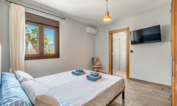 Murchas Apartment | Room 'La Boheme 5' with Mountain View, Wi-Fi and Air Conditioning