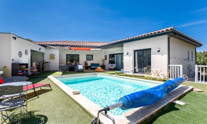 Treilles Apartment | Room 'La Catalane' with Shared Terrace, Shared Garden and Wi-Fi