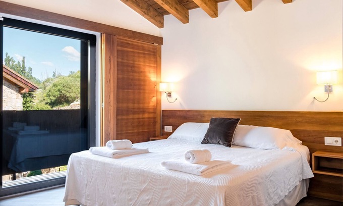 San Juan de Gredos Apartment | Room 'Morezón Y Terraza' with Mountain View, Private Terrace and Wi-Fi