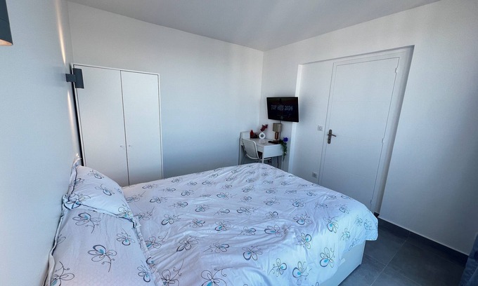 Rosny-sous-Bois Bed & Breakfast | Room Only-Serene stay with Chinese family