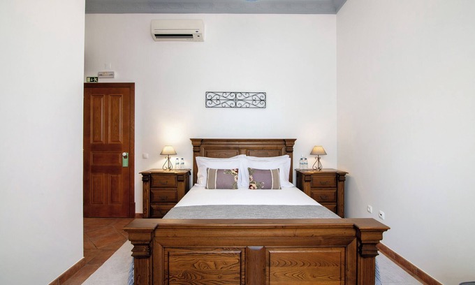 Espirito Santo Apartment | Room 'Quarto Cinzento - Field View - With Patio' with Shared Pool, Wi-Fi and Air Conditioning