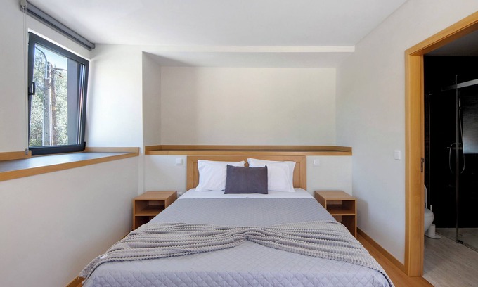 Rossas Apartment | Room 'Quarto 4' with Mountain View, Wi-Fi and Air Conditioning