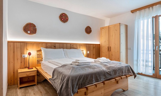 Bosentino Apartment | Room 'Ribes' with Mountain View, Shared Terrace and Wi-Fi
