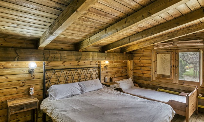 Pujals dels Pagesos Apartment | Room 'Rosa Dels Vents' with Shared Pool, Wi-Fi and Air Conditioning