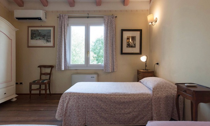 Mirano Apartment | Room 'Rosa' with Shared Garden, Wi-Fi and Air Conditioning