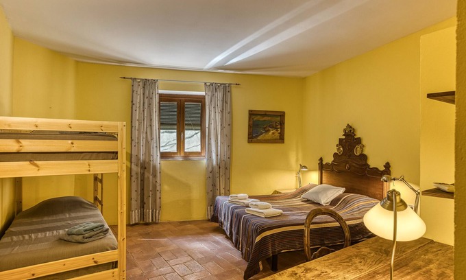 Borrassa Apartment | Room 'Sajolida' with Shared Pool, Wi-Fi and Air Conditioning