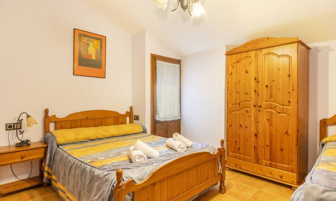 Gavet de la Conca Apartment | Room 'Triple 3' Casa Roca-Sant Martí de Barcedana with Wi-Fi and Air Conditioning.