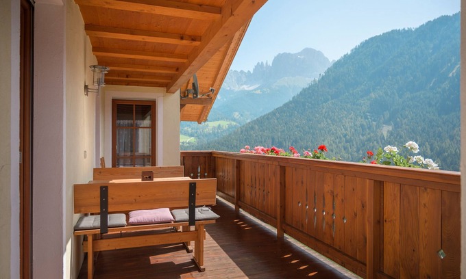 San Cipriano Bed & Breakfast | Room 'Veraltenhof Rosengarten' with Mountain View, Shared Terrace and Shared Garden