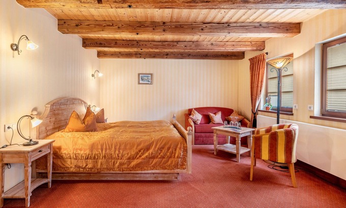 Soernewitz Apartment | Room 'Vinotel 12' with Shared Garden, Wi-Fi and Air Conditioning