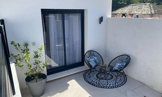 Allauch Bed & Breakfast | Room with private terrace and TEMPUR bedding, SWIMMINGPOOL ACCESS