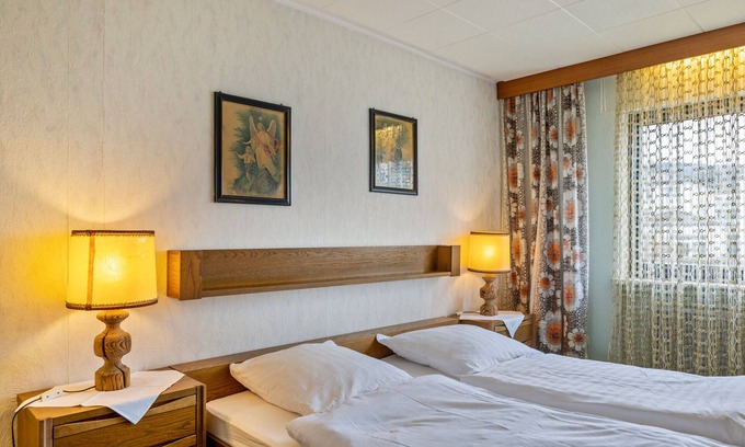 Reinhardshausen Apartment | Room 'Wollmert' with Shared Terrace, Shared Garden and Balcony