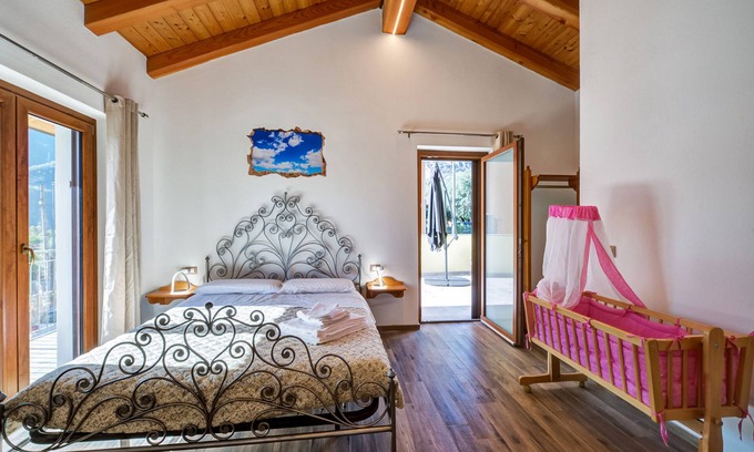 Donnas Bed & Breakfast | Room 'Zaffiro' with Mountain View and Wi-Fi