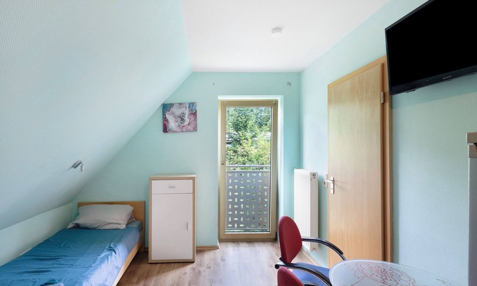 Markt Erlbach Apartment | Room 'Zimmer 26' with Shared Terrace, Shared Garden and Wi-Fi