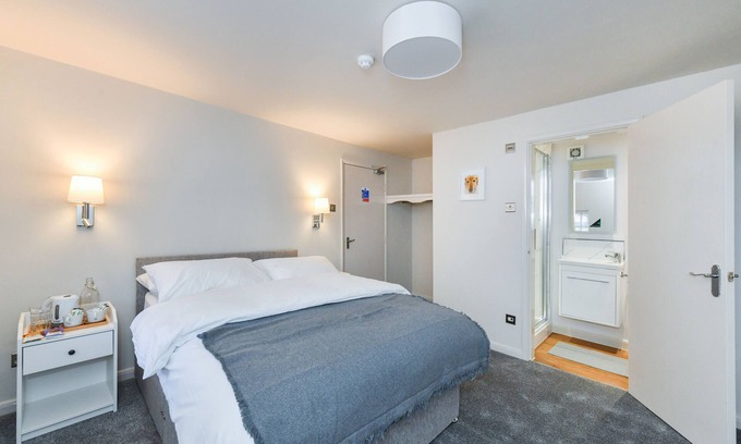 Newark House | Rooms at Rolleston