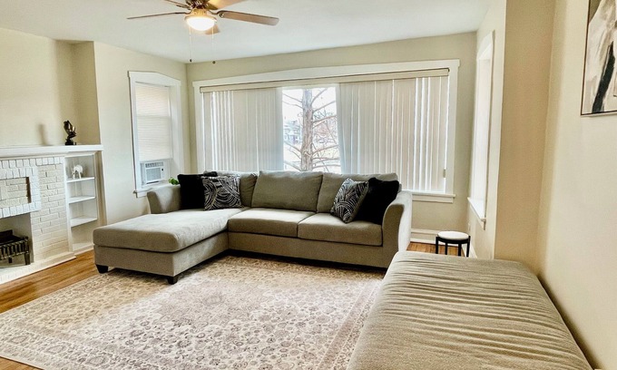 Oak Park Apartment | Roomy 2 bedroom Long-term Stay Apartment in Oak Park near downtown Chicago