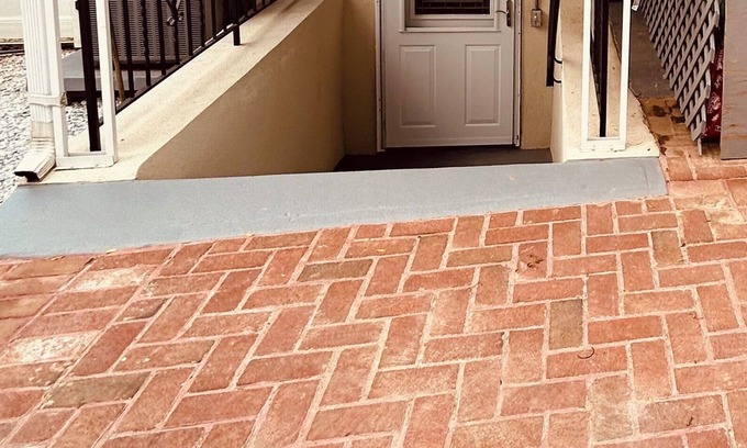 Arden Heights Apartment | Roomy garden apartment close to hospitals, shopping and transportation!