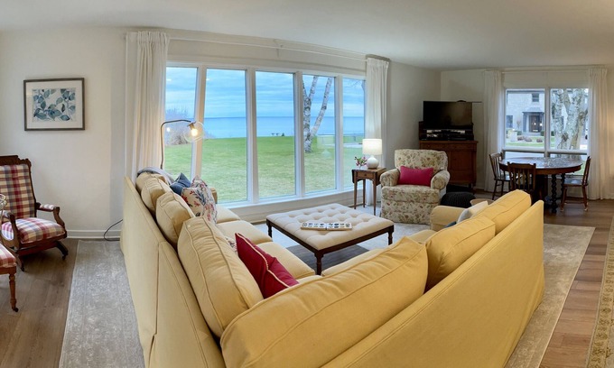 Kewaunee House | Roomy Quiet Home Overlooking Lake Michigan