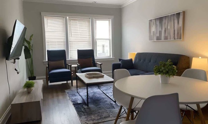 Avondale Apartment | Roscoe Retreat · Cozy 2BR in Chicago