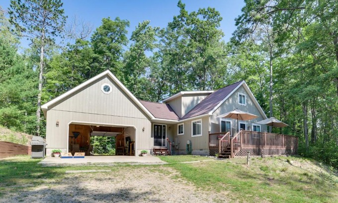 Higgins Lake House | Roscommon Retreat with Deck about 1 Mile to Higgins Lake