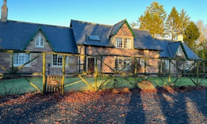 Paxton Cottage | Rose Cottage - Charming Cottage in the Grounds of a Private Country House Estate