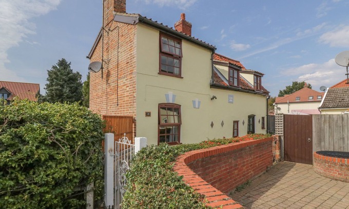 Martlesham Heath Cottage | ROSE COTTAGE, pet friendly, with a garden in Felixstowe, Suffolk