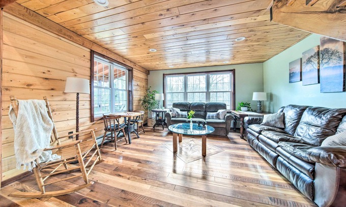 Spartansburg House | 'Rose Valley House': Yard, Deck + Game Room!
