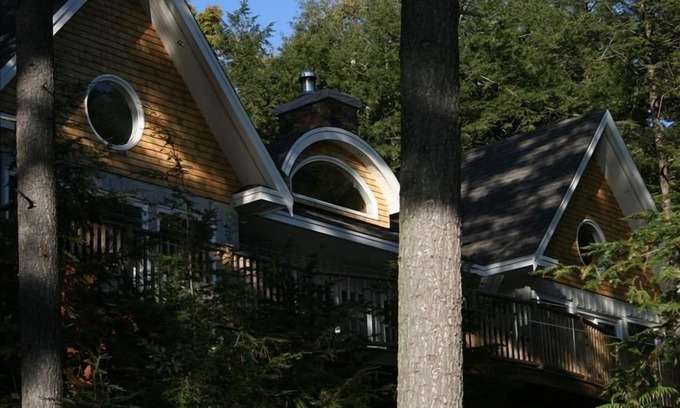 Val-des-Monts Cottage | Rosehill Cottage - a jewel on the Lake