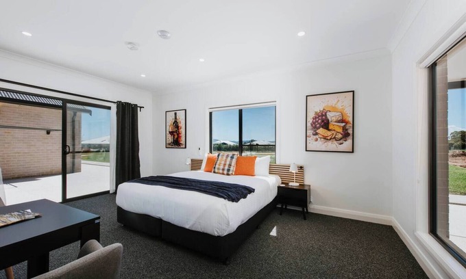 Central Mudgee House | Rosella Suite An Accessible Couples Retreat