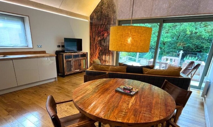 Ammanford Cabin | Rosemary Lodge 2BR + Hot Tub & Sauna Sleeps 4