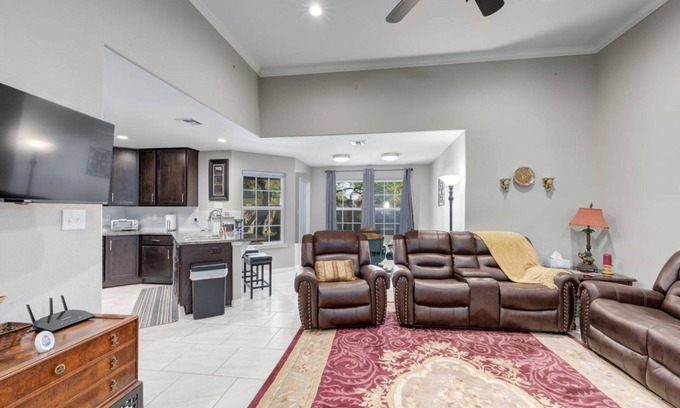 San Patricio County House | Rosemary Oak Retreat