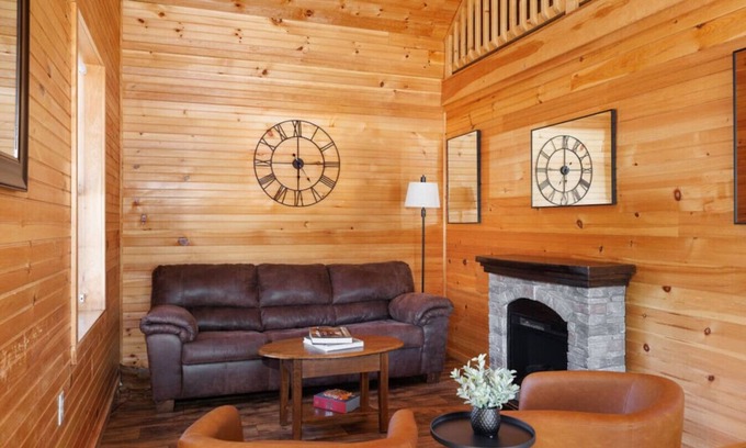 Bethlehem Cabin | Rosewood Villa: Brand-New 2BR Log Retreat