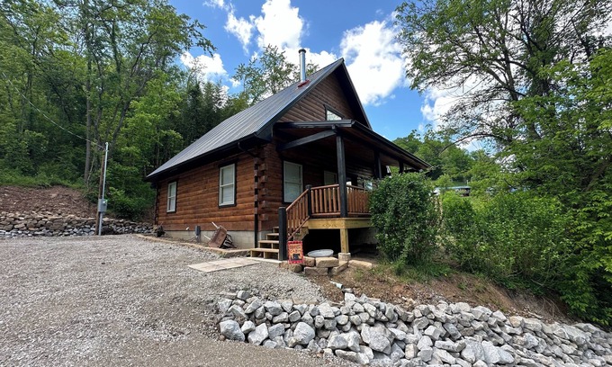 Spring Hill Cabin | Rosie's Cabin is an authentic log cabin located just 10 minutes from Charleston.