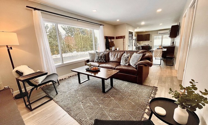 Roslyn House | Roslyn Retreat + RV/Trailer Parking, Golf, Hiking, MTB, Near Downtown