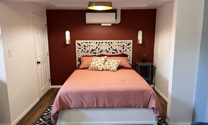 Shelltown Apartment | Rosy Casita with A/C near Base & Downtown with easy access to freeway