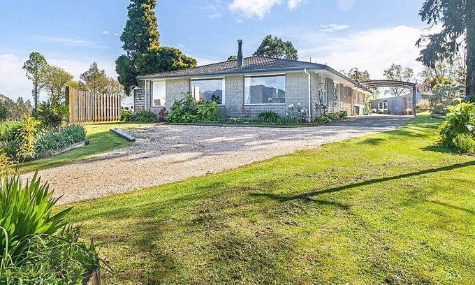 Takaka House | ROTOTAI RETREAT - TAKAKA HOLIDAY HOME, with a garden in Takaka
