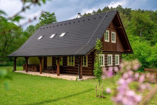Kokorin House | Roubenka pod hradem Kokořín