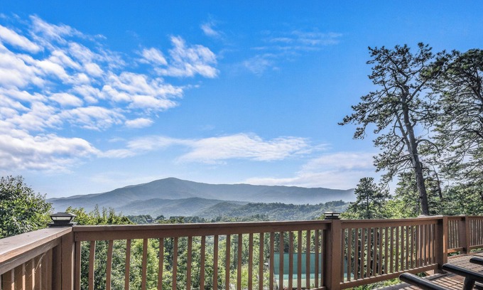 Wears Valley Cabin | Roundtop Mtn Ridge: Free Attraction Tickets, Jetted Bathtub, Pool Table & Mountain Views