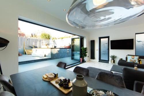 Robin Hood's Bay House | Rounton Villa by Luxury Travel Emporium- Hot Tub - Sea Views - Parking