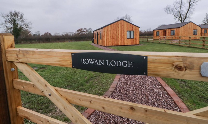 Radbourne Cabin | ROWAN LODGE, pet friendly, with a garden in Etwall