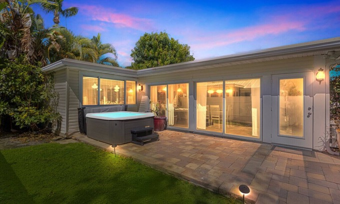 Pineapple Grove Arts District Cottage | Rowdy Rooster ~Steps to Atlantic ~ Hot Tub