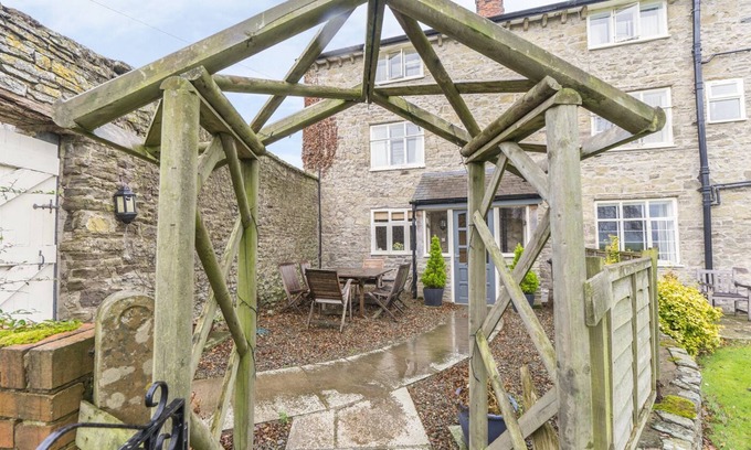 Craven Arms Cottage | ROWTON MANOR COTTAGE, family friendly, with open fire in Craven Arms