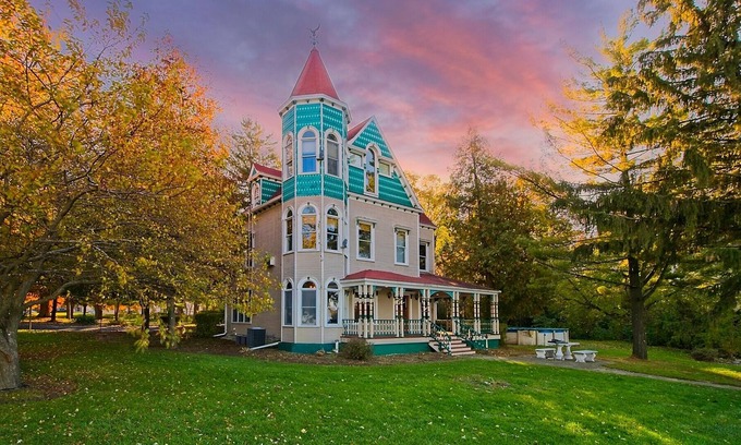 Fox Lake Bed & Breakfast | Roxana Resort