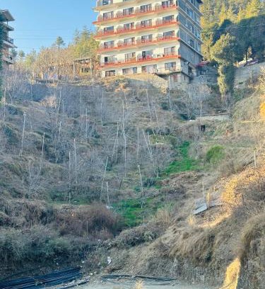 Baldeyan Hotel | Royal Ace Mashobra with balcony and view