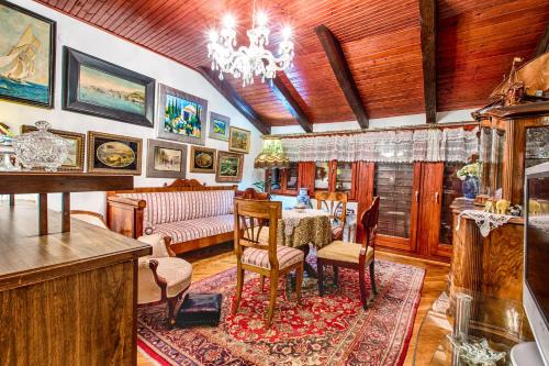 Split Apartment | Royal Antique Apartment