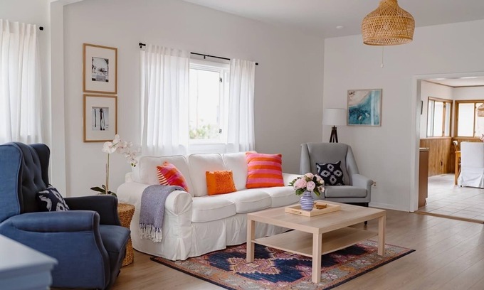 Grand Beach House | Royal Cottage/fire pit/steps from beach/2 blks to, tennis, b-ball and pickleball