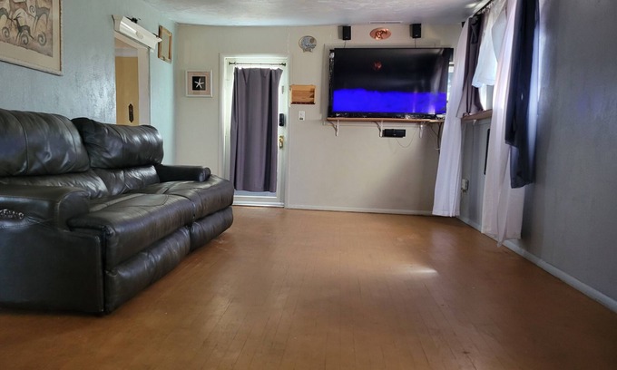 Florence House | Royal Gorge Arkansas River Vacation Bungalow, Clean, 4/20 & Pet Friendly